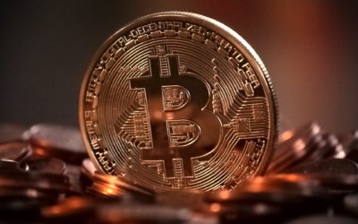 Kryptoměny slibují vysoké výnosy, ale mohou vás připravit o úspory. Na co upozorňuje ČNB?
